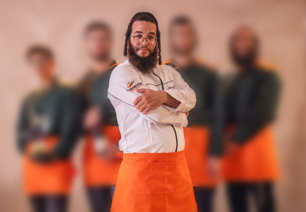 תמונה עם פנים מטושטשות